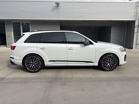 Used 2025 Audi SQ7 Prestige w/ Prestige Package image 4