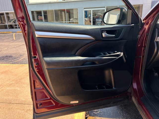 Used 2018 Toyota Highlander XLE AWD/4WD image 31