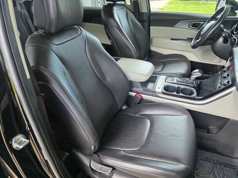 Used 2022 Kia Carnival LX FWD image 10