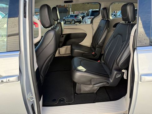 Used 2024 Chrysler Pacifica Touring-L FWD image 24