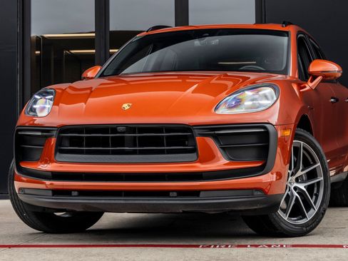 Certified 2022 Porsche Macan AWD/4WD image 7