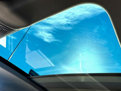 Used 2024 Volkswagen Tiguan SE w/ Panoramic Sunroof Package image 35