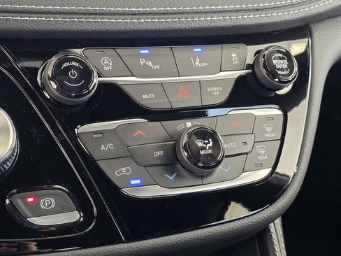 New 2026 Chrysler Pacifica Limited w/ Uconnect Theater Family Group AWD/4WD image 35