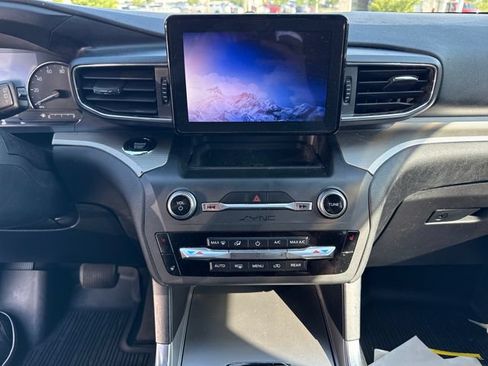 Used 2020 Ford Explorer XLT w/ Equipment Group 202A AWD/4WD image 21