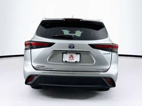 Used 2024 Toyota Highlander XLE FWD image 8