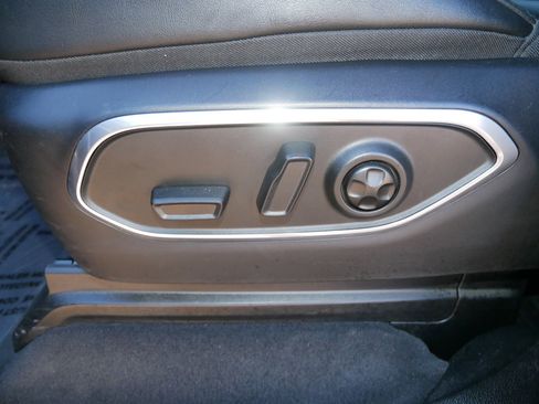 Used 2024 Jeep Wagoneer L Series II w/ Flexible Seating Group image 19