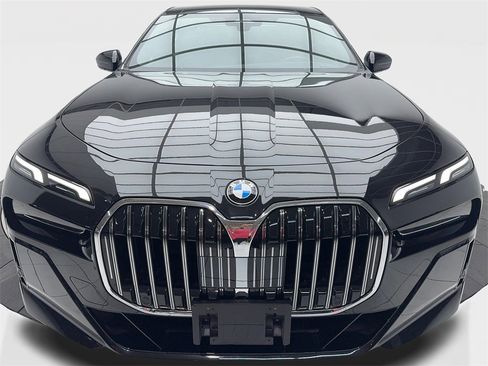 Used 2025 BMW 740i image 4