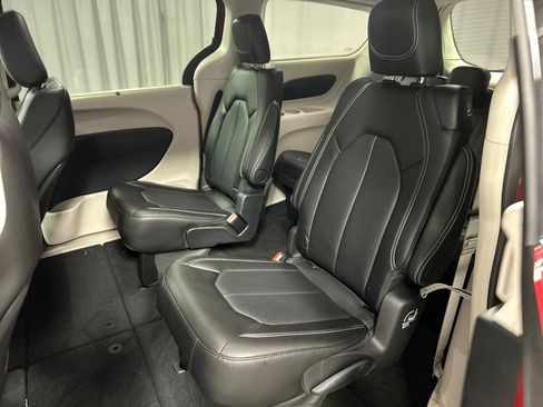 Used 2024 Chrysler Pacifica Touring-L image 23