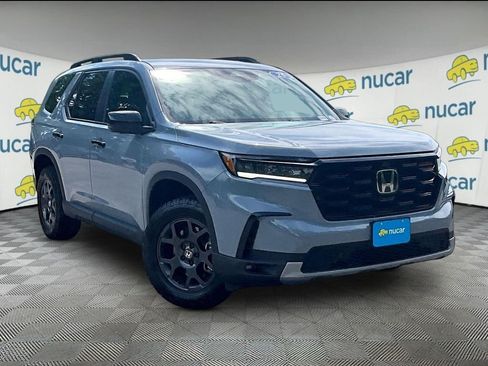 Used 2025 Honda Pilot TrailSport image 1