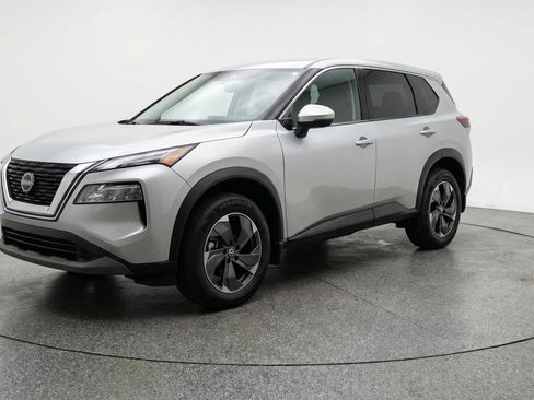 Used 2025 Nissan Rogue SV image 3