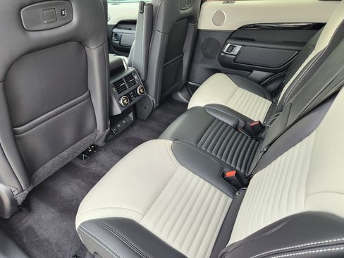 Certified 2025 Land Rover Discovery S image 33