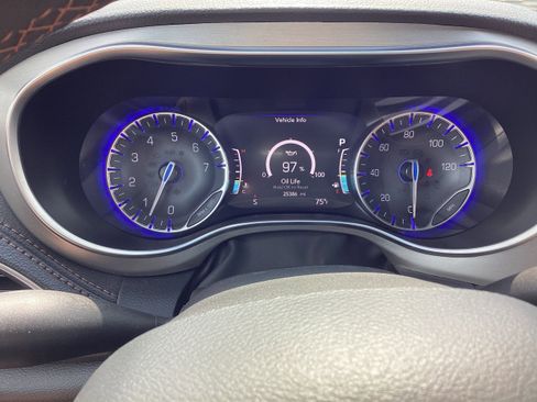 Used 2025 Chrysler Pacifica Pinnacle w/ Trailer Tow Group FWD image 20