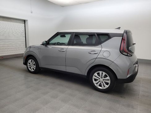Used 2023 Kia Soul LX image 3