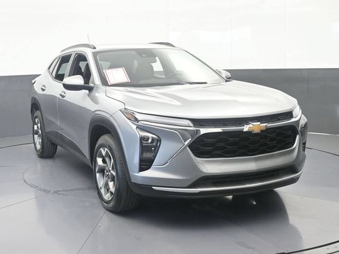 Used 2025 Chevrolet Trax LT w/ Driver Confidence Package FWD image 9