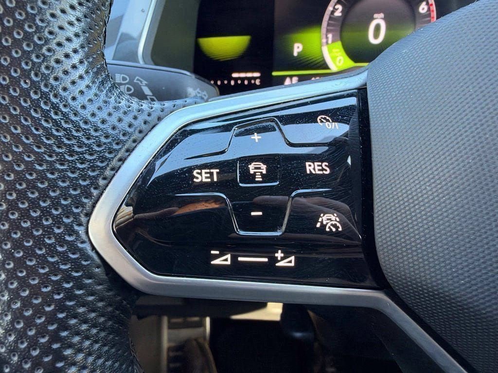 Used 2022 Volkswagen Tiguan SE R-Line FWD image 23