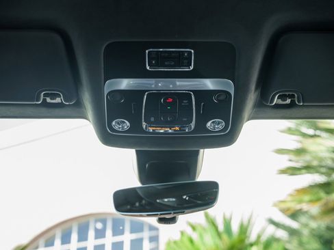 Used 2025 Bentley Flying Spur Plug-In Hybrid image 17