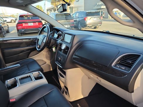 Used 2016 Chrysler Town & Country Touring image 28