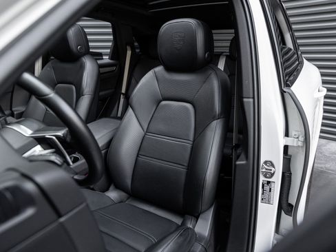 Certified 2023 Porsche Cayenne Platinum Edition AWD/4WD image 5