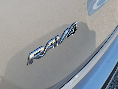 Used 2018 Toyota RAV4 XLE FWD image 6