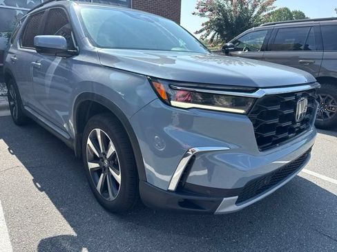 Used 2025 Honda Pilot Touring image 2