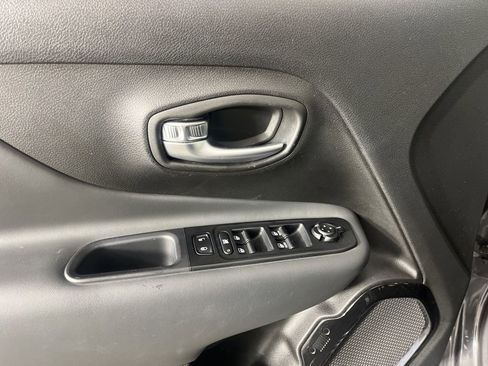 Used 2022 Jeep Renegade Altitude w/ Convenience Group AWD/4WD image 18