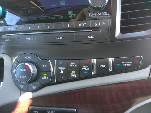 Used 2014 Toyota Sienna XLE image 25