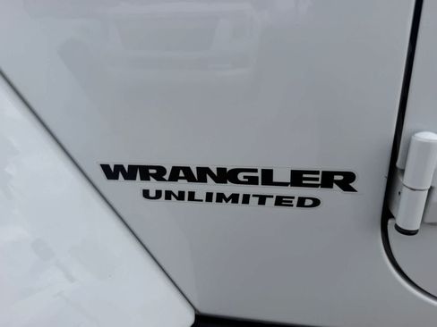Used 2017 Jeep Wrangler Unlimited Rubicon w/ Connectivity Group AWD/4WD image 33