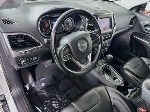 Used 2019 Jeep Cherokee Latitude Plus w/ Cold Weather Group AWD/4WD image 17