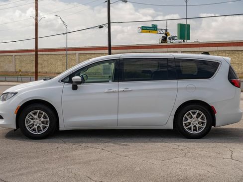 Used 2023 Chrysler Voyager LX FWD image 5