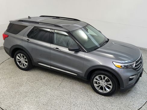 Used 2022 Ford Explorer XLT w/ Equipment Group 202A AWD/4WD image 16