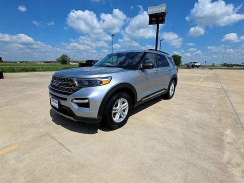 Used 2023 Ford Explorer XLT w/ Equipment Group 202A RWD image 1