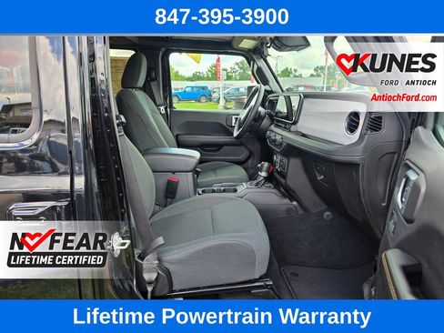 Used 2025 Jeep Wrangler Unlimited Sahara AWD/4WD image 30