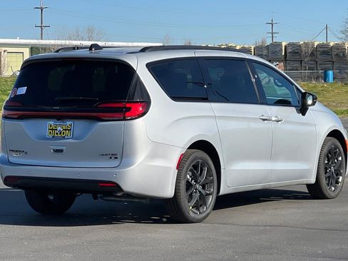 New 2026 Chrysler Pacifica Limited w/ S Appearance Package AWD/4WD image 3