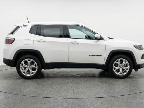 Used 2025 Jeep Compass Latitude AWD/4WD image 11