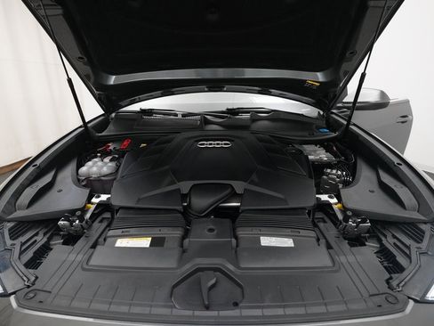 Used 2023 Audi Q8 Prestige image 3