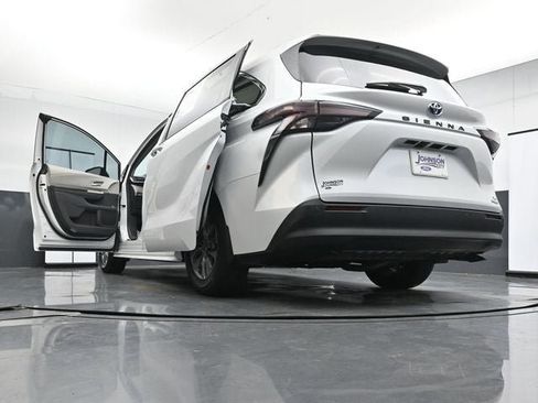 Used 2024 Toyota Sienna XLE FWD image 40