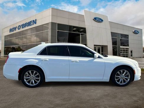 Used 2017 Chrysler 300 Limited w/ Value Package AWD/4WD image 6