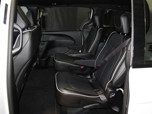 Used 2025 Chrysler Pacifica Limited FWD image 17