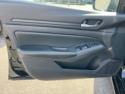 Used 2025 Nissan Altima 2.5 SV image 18