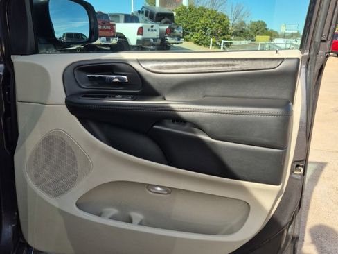 Used 2020 Dodge Grand Caravan SE w/ UConnect Hands-Free Group image 17