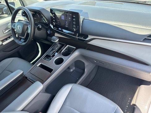 Used 2022 Toyota Sienna XLE FWD image 32