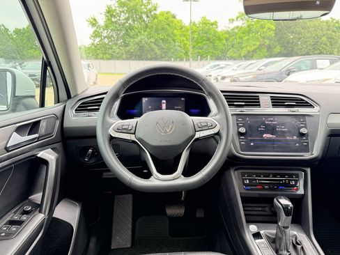 Used 2022 Volkswagen Tiguan SE w/ Panoramic Sunroof Package FWD image 14