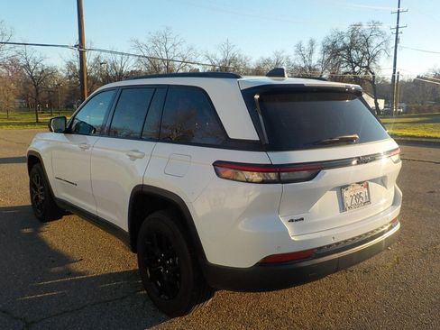 Used 2024 Jeep Grand Cherokee Altitude image 7
