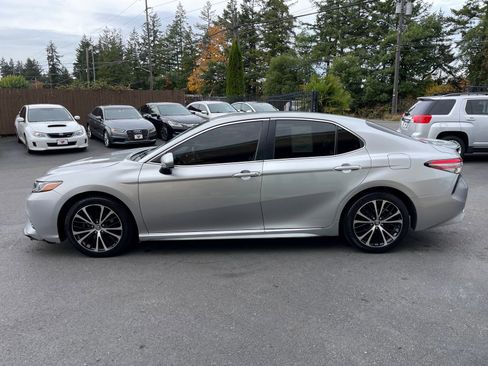Used 2018 Toyota Camry SE image 4