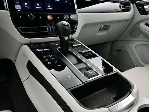 Certified 2025 Porsche Macan AWD/4WD image 11