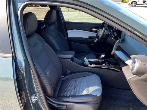 Used 2025 Chevrolet Trax LT w/ Sunroof Package FWD image 16