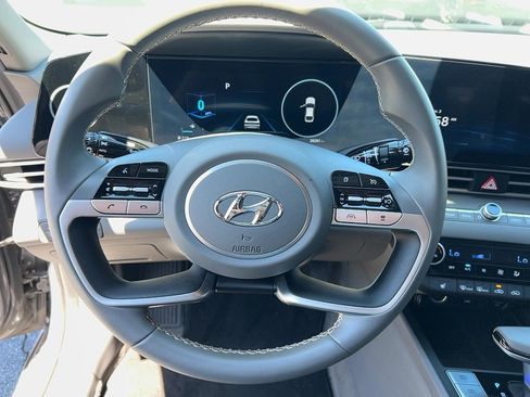 Used 2023 Hyundai Elantra SEL w/ Convenience Package FWD image 15