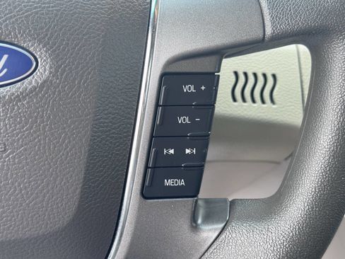 Used 2011 Ford Taurus SE image 21