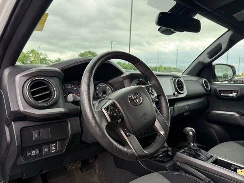 Used 2021 Toyota Tacoma TRD Sport w/ Technology Package image 10