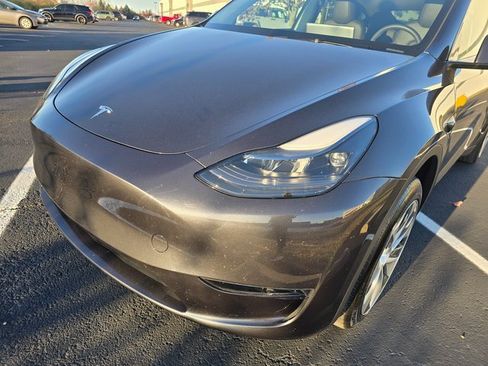 Used 2024 Tesla Model Y 2WD image 13